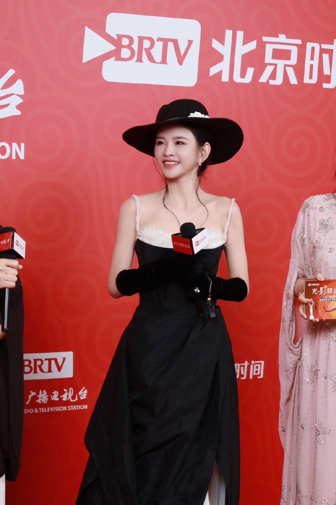 第16届北影节游戏动漫电影单元林思意和李安珂都在，两个漂亮妹妹！不知道她们在活动