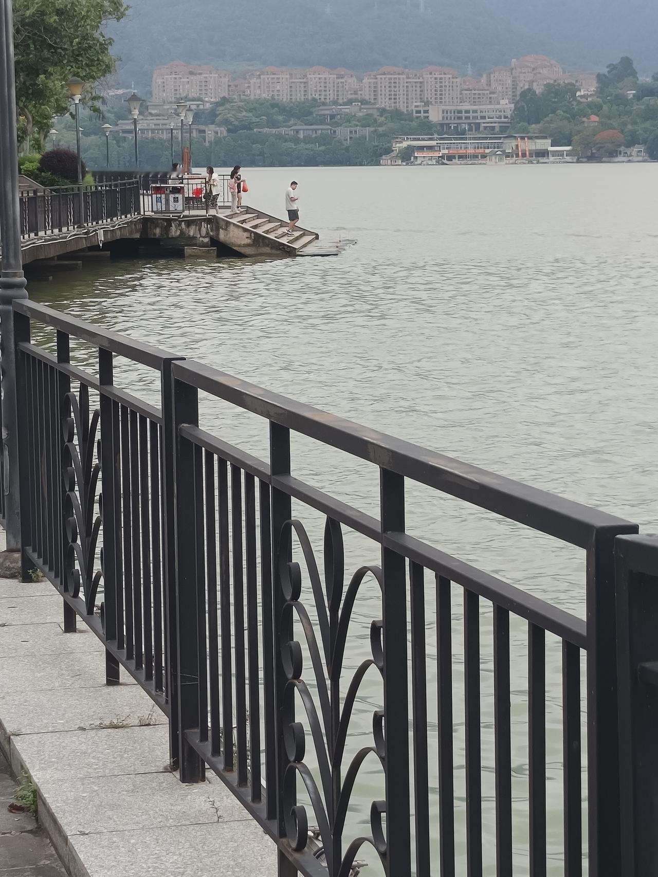 你敢相信吗？
湖边竟然有很多人在这里打知道吗？