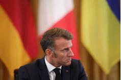 法国开始炸锅了！
马克龙着急的要跳墙了
援助乌克兰上千亿美元，现在要削减财政开支