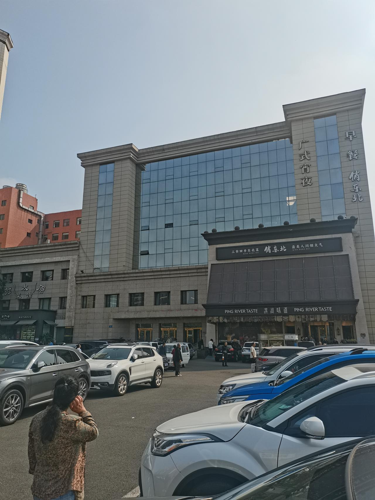 头条创作训练营 
昨天我跟着婆婆一大家子聚餐，婆家人共有三儿一女，再加上下一辈的