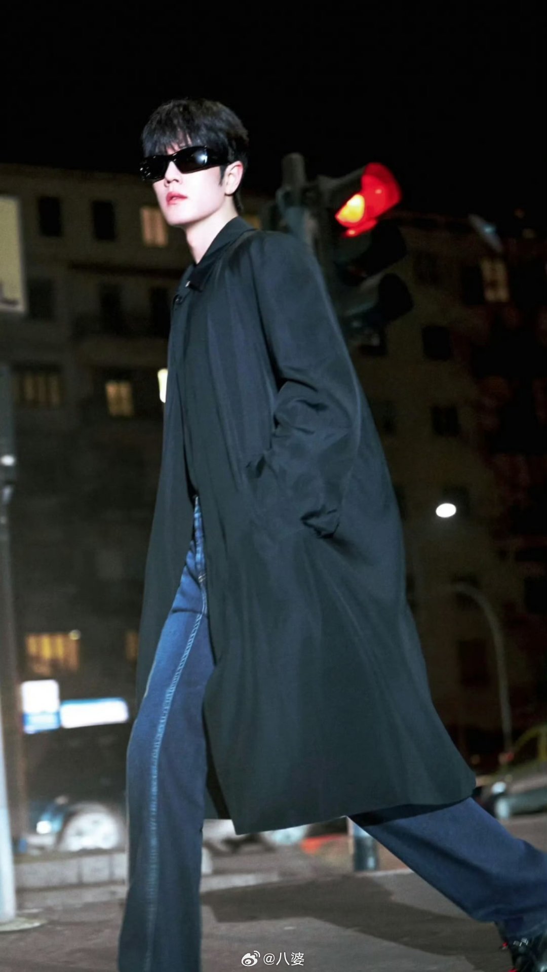 肖战 顺产头肖战在米兰时装周上的直发造型。相比韩版常见的湿发厚重感，他的版本更显