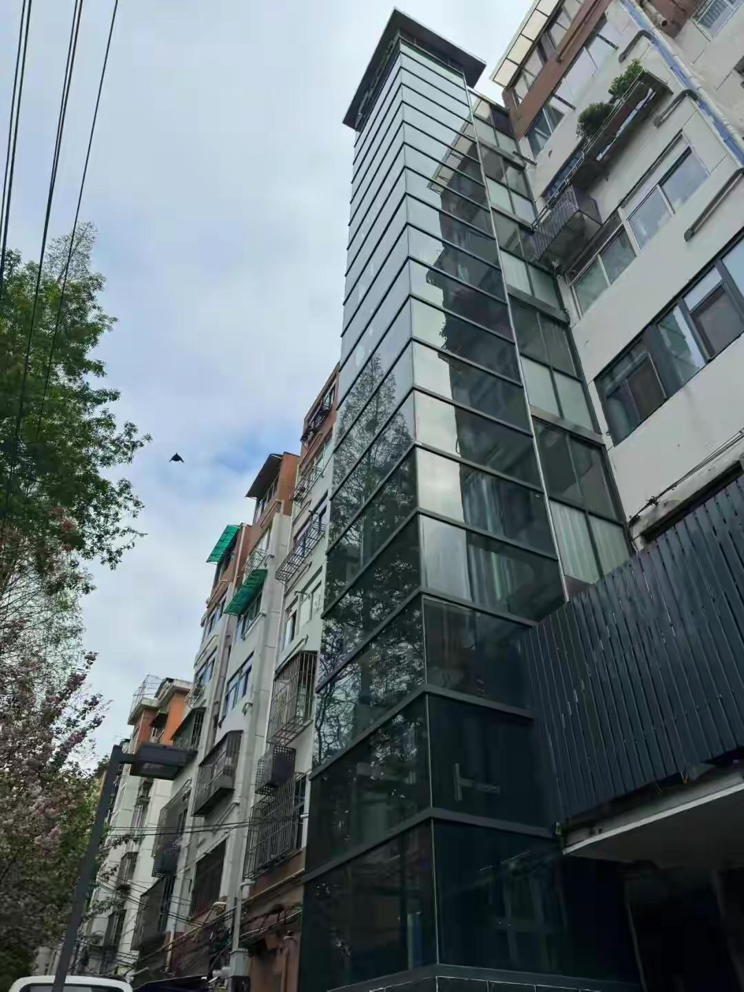 鹧鸪天·旧梯焕新

巷陌深深岁月长，高楼曾叹步难量。
铁箱锈蚀声如咽，绳索疲颓意