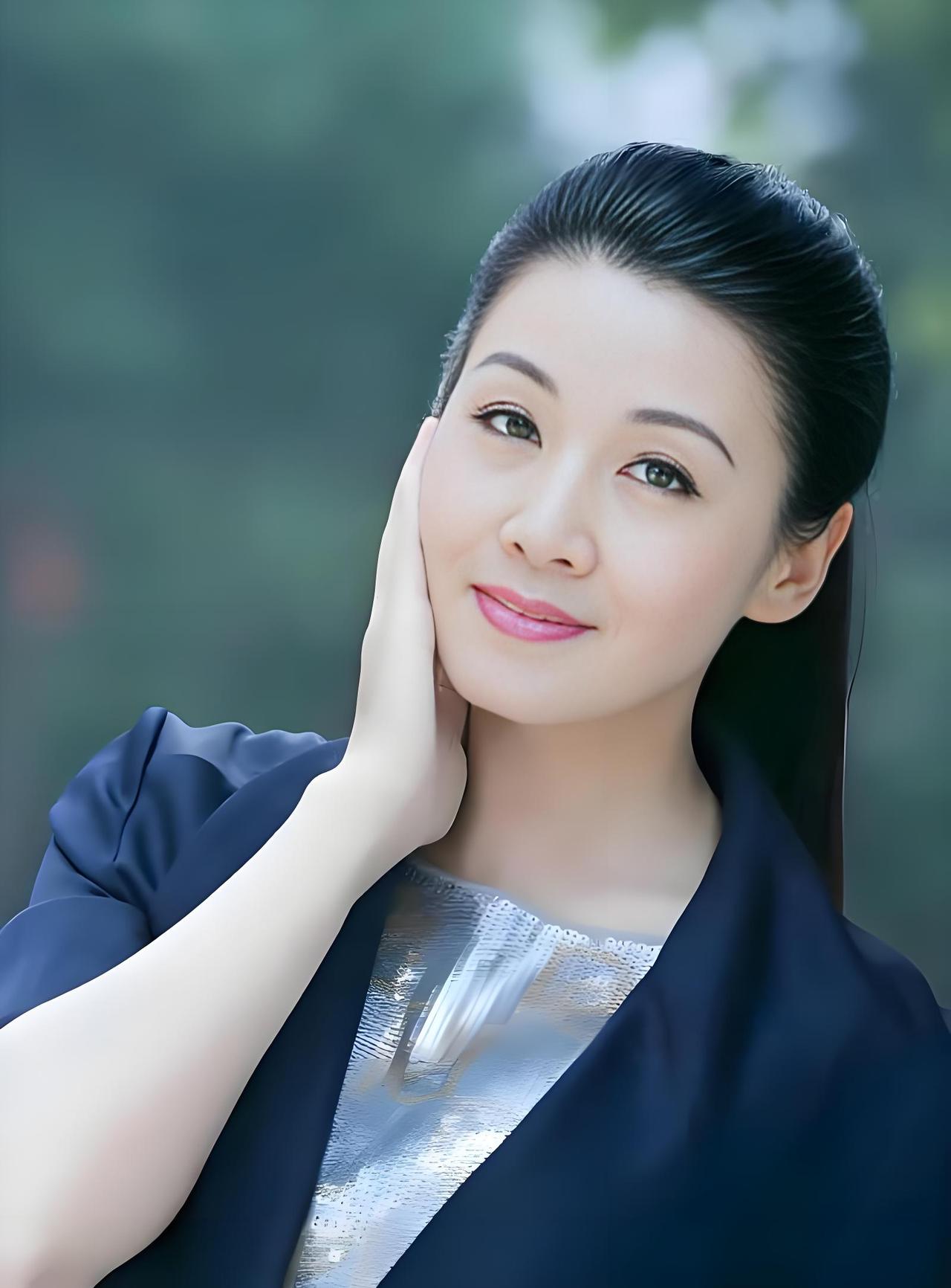 16岁就名满天下的她，为何选择了一条少有人走的路？

10岁陪考却意外被剧团录取