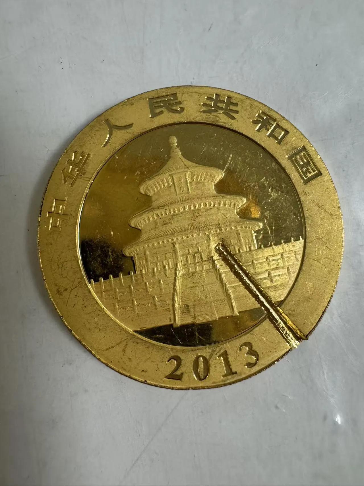 结婚时买的大熊猫金币 今天去卖掉了剪的很
结婚时候 从四川嫁到西安，攒了2个月工