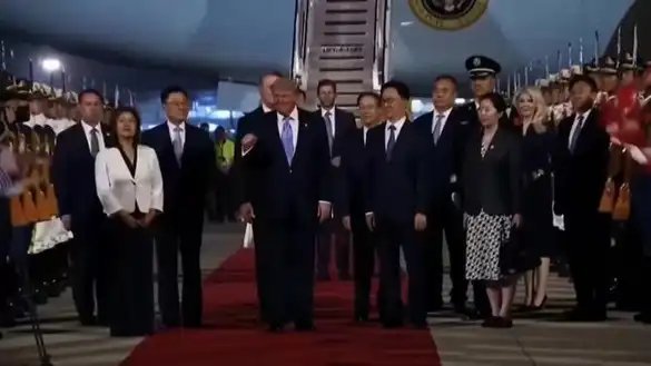 比较低调，期望不高？但给特朗普的排面还是足足的。特朗普访问中国现场