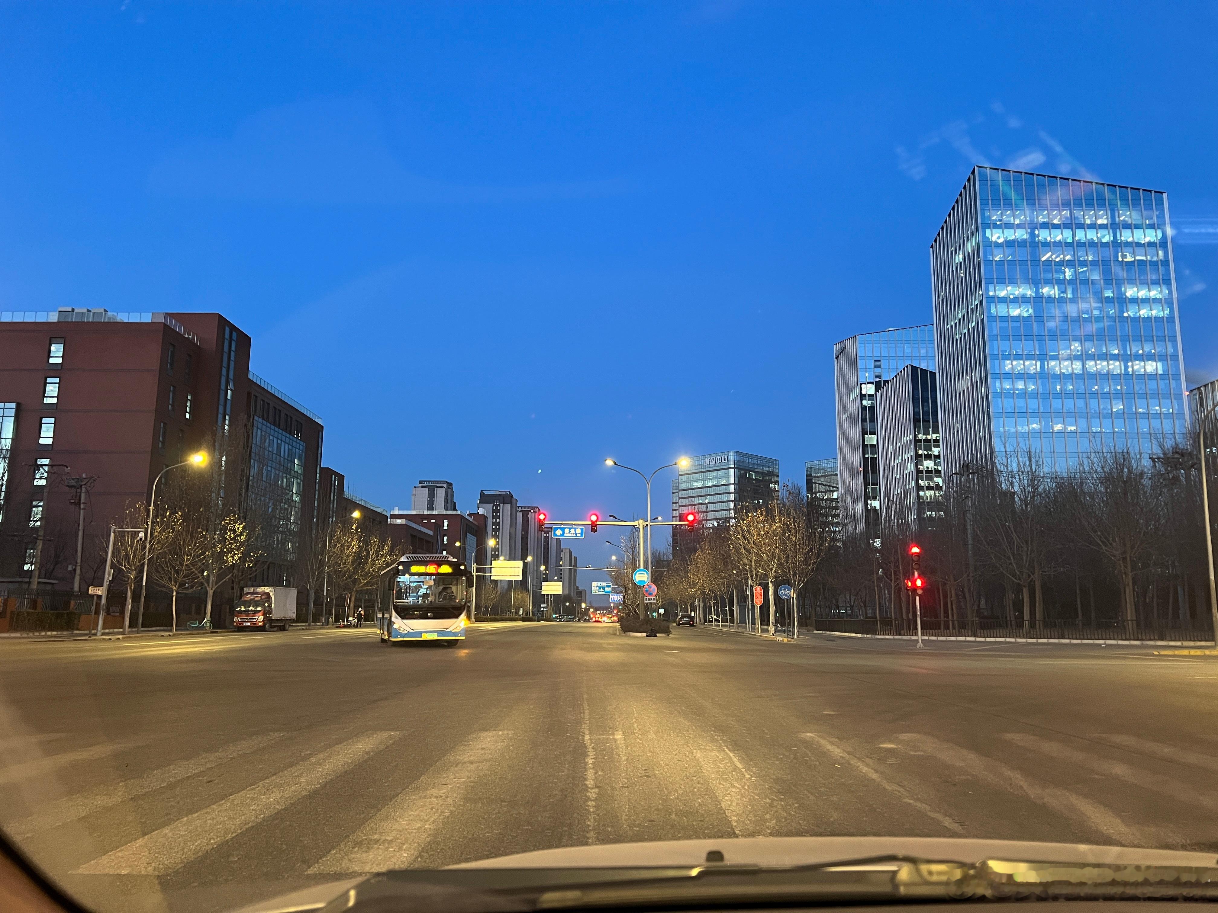 大家早呀 今天限行 赶在七点之前压哨出了五环在路上看天亮 北京