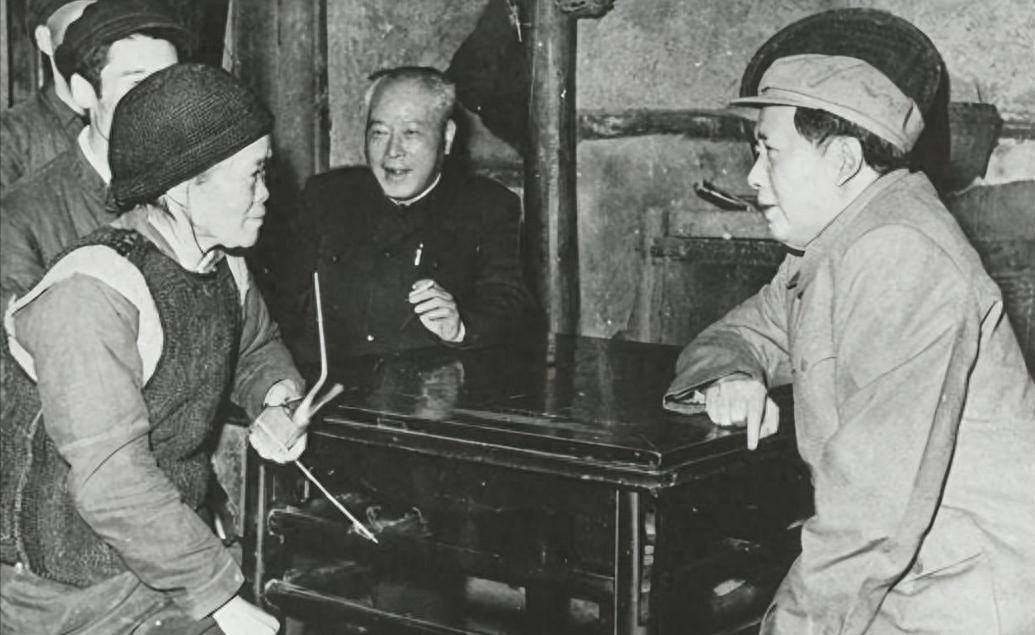 1958年毛主席在四川开会期间，为什么会突然决定亲自前往自贡进行视察？
1958