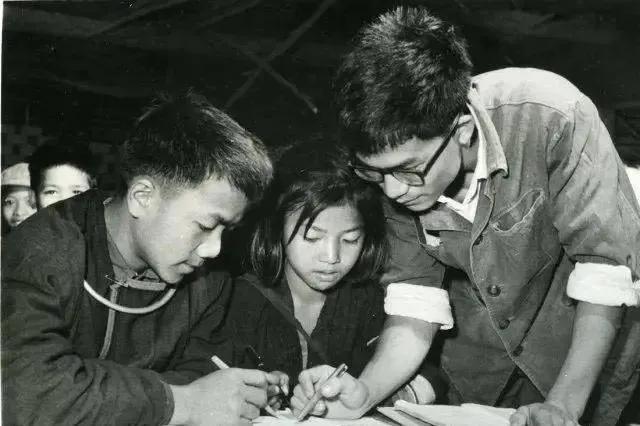 1969年，上海知青孙朝晖爱上了一个傣族姑娘。4年后，为了回上海，孙朝晖抛弃了傣