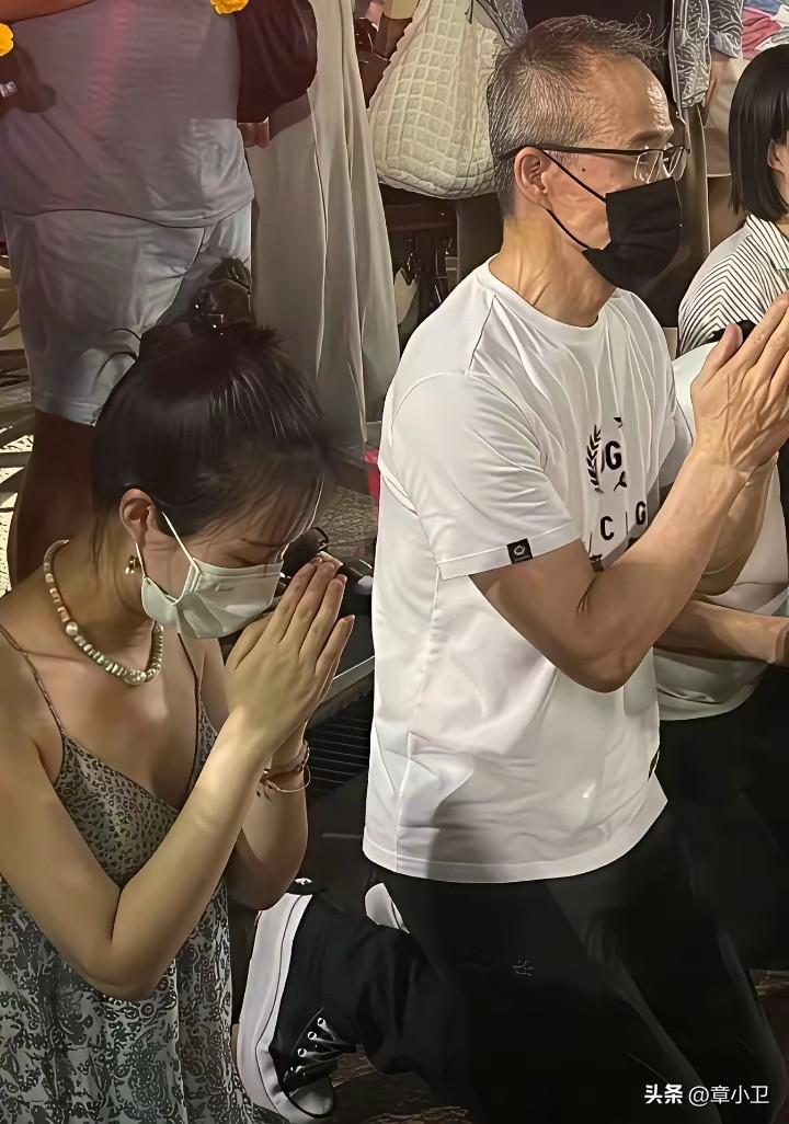 年薪千万的王石去泰国祁福了，网友说：70多岁人了也不怕电祚了