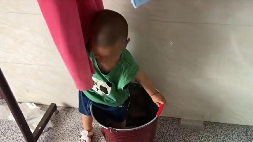 太恶心了，杭州一家六口在餐厅吃饭，两岁孩子说想尿尿，奶奶说让尿到垃圾桶，没想到妈