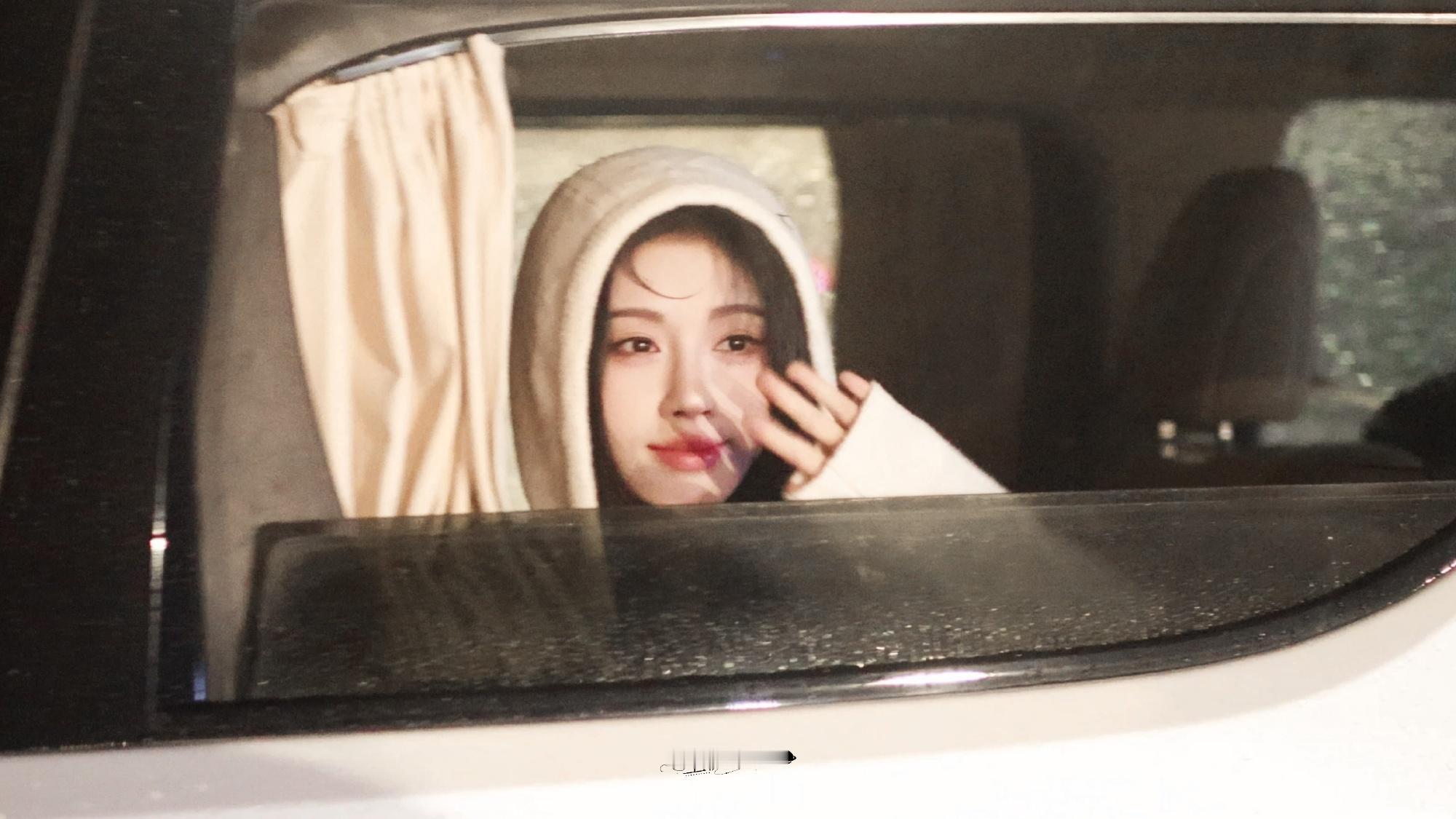 jjy jjy “玫瑰肆意的拥抱万物，绽放于四季” 