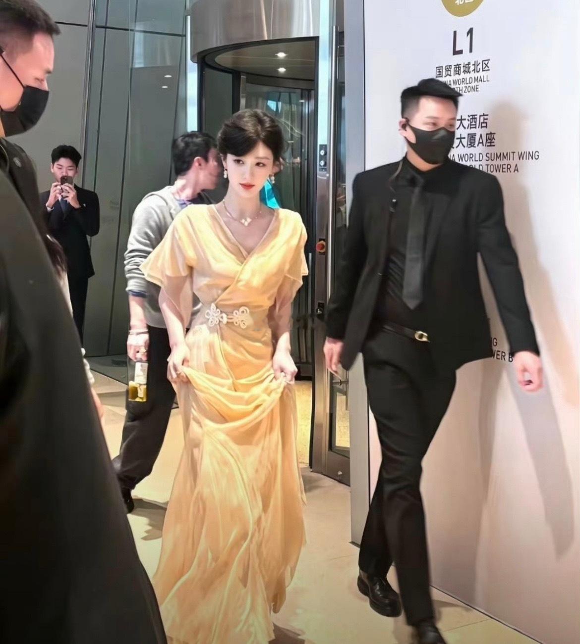 沃趣……差点没认出来。不得不说，真人比电视上还漂亮啊 