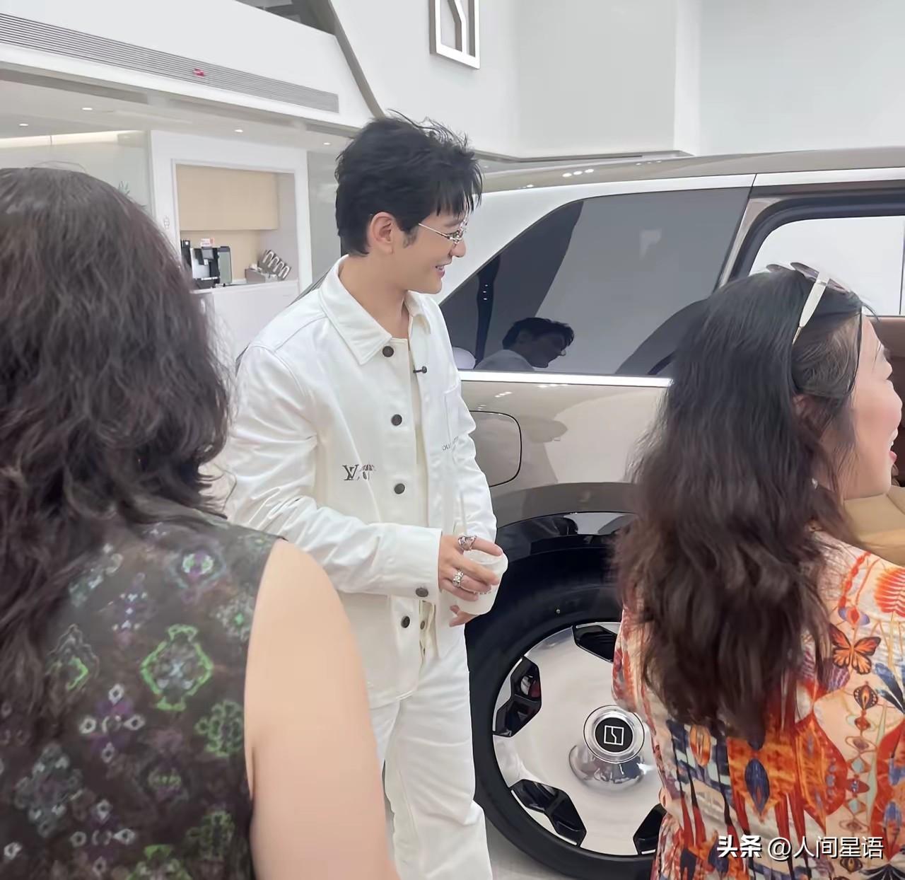 近日，50岁黄晓明现身家乡青岛一家4S店，一身白色穿搭亮相，整个人干净利落，状态