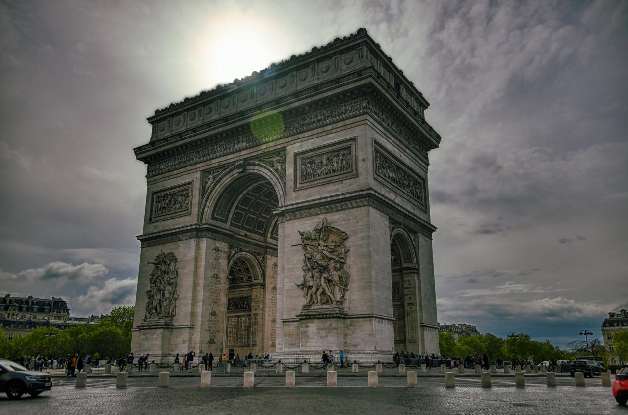 这是巴黎凯旋门，位于世界上最大最繁忙的交通环岛之一。游客可以通过地下通道安全到达