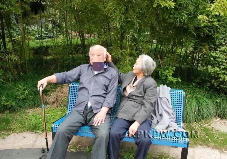 老伴得了阿尔茨海默病。她慢慢忘了好多事。

起初是忘关煤气，后来忘了回家的路，最