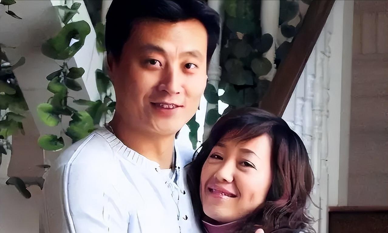 任程伟说，大一那年，我们都才19岁，她可是我们上戏，光芒四射的校花，还是科班出身