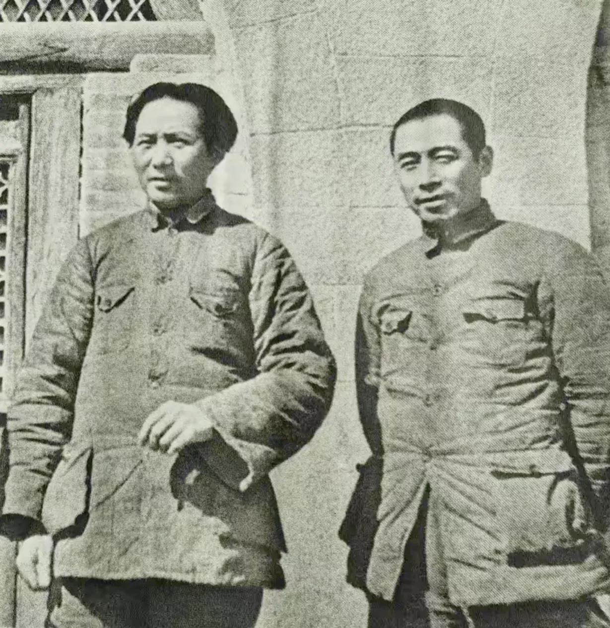 珍贵的一张历史老照片。
伟人的风采，1937年毛泽东主席和周恩来总理，在延安凤凰