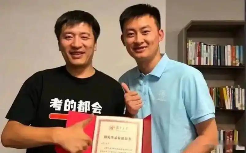 张雪峰认证的铁三角：武亮、万霞、若凡。武亮是舵手，万霞是大副，若凡是压舱石，在张