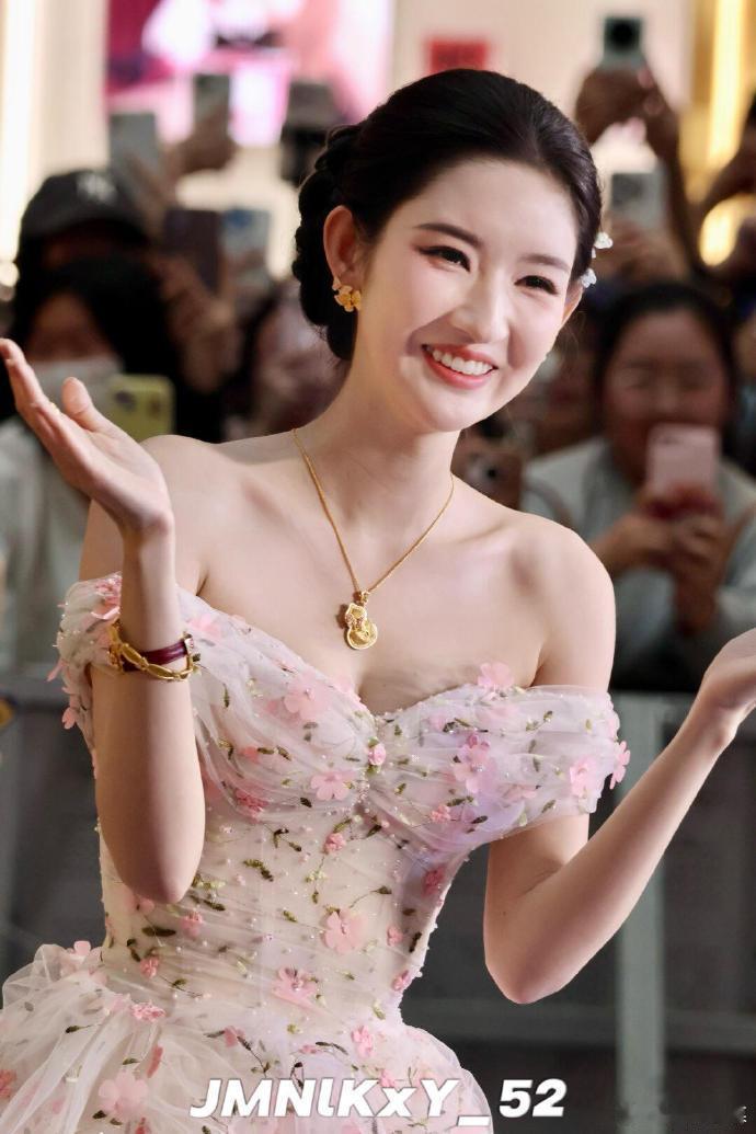 王玉雯苏州线下活动生图 王玉雯苏州线下活动生图🈶王玉雯簪花盘发造型太美了！怎么