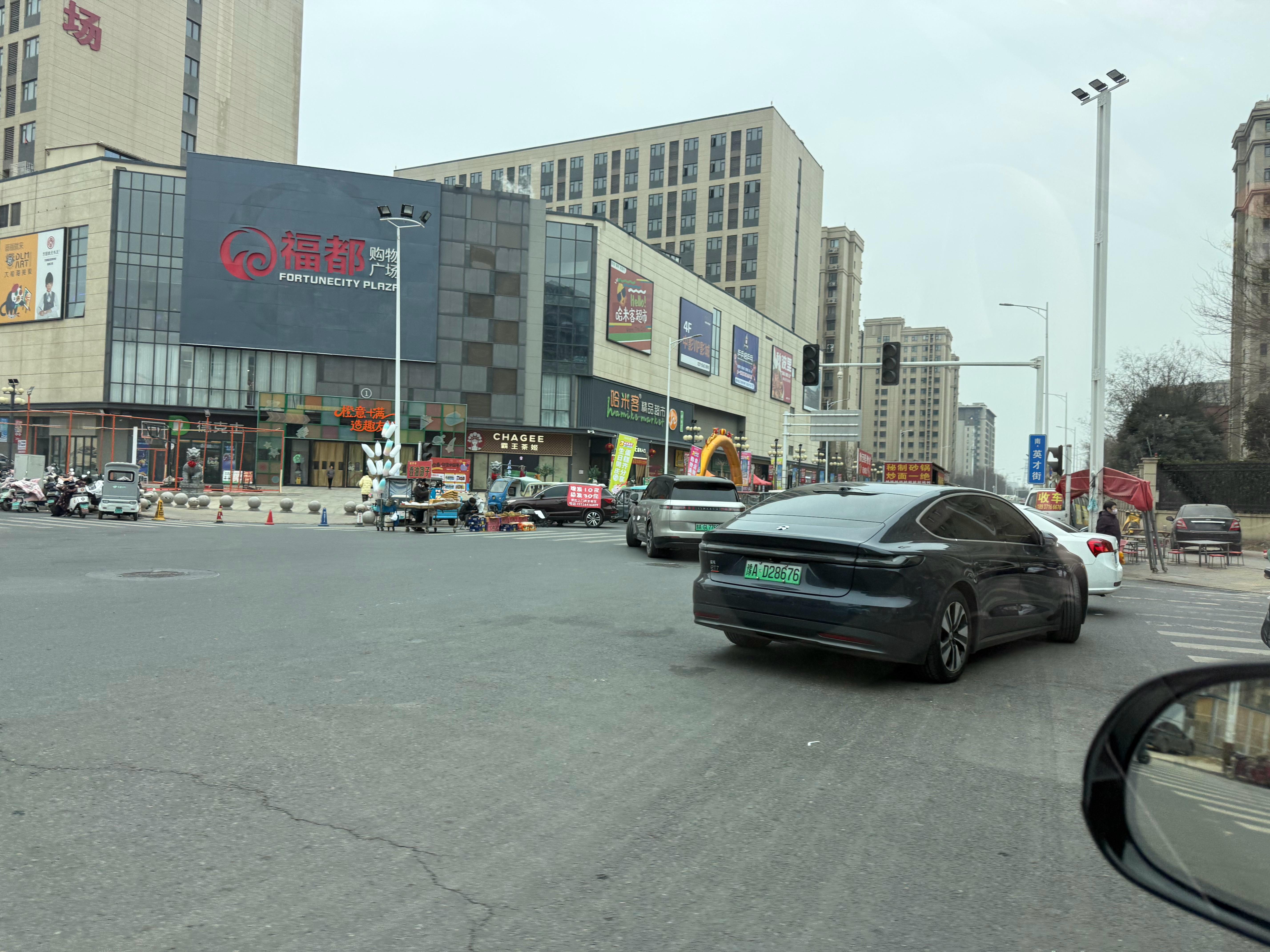 我就不是特别理解这种车主为啥喜欢把车停在路口范围内，虽然没有红绿灯吧，但是最起码