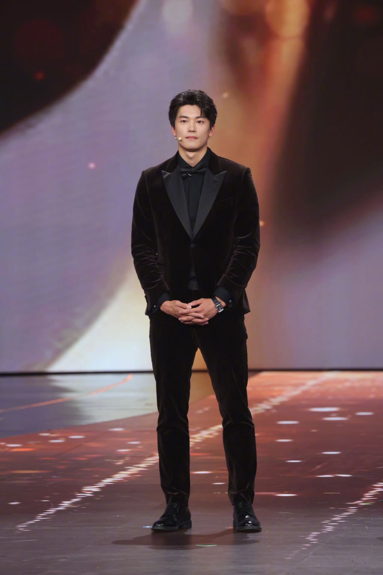 汪顺亮相CMG体坛荣耀之夜，身穿咖啡色丝绒西服套装，佩戴积家Reverso Tr