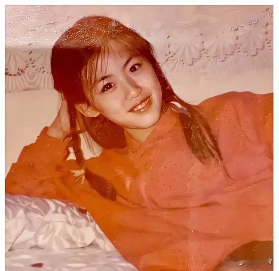 田朴珺年轻时的照片流出，那满脸的胶原蛋白，才是她真正的颜值巅峰。
现在的她，精致