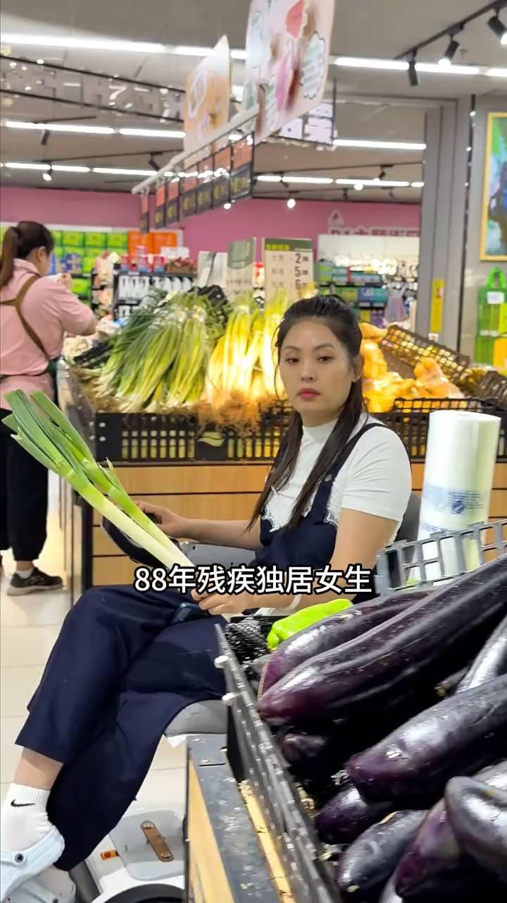 八八年残疾独居女生，不靠父母攒钱还车贷，一餐只花几块钱，每个月工资五千四百一十五