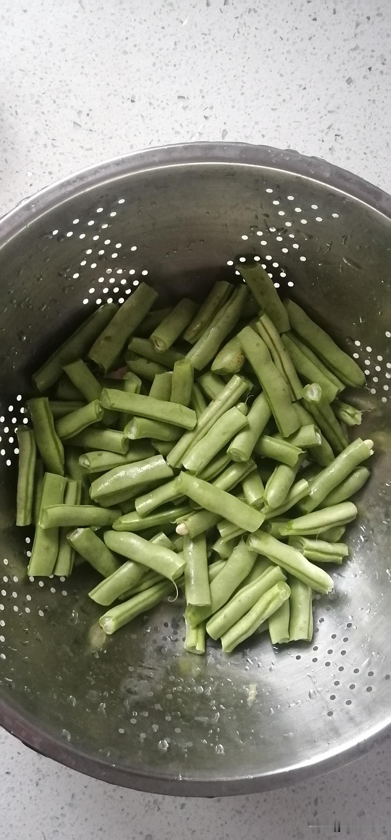 今天逛菜市场，一眼看到四季豆只要3块8一斤，前几天还卖到七八块，直接果断买一大把