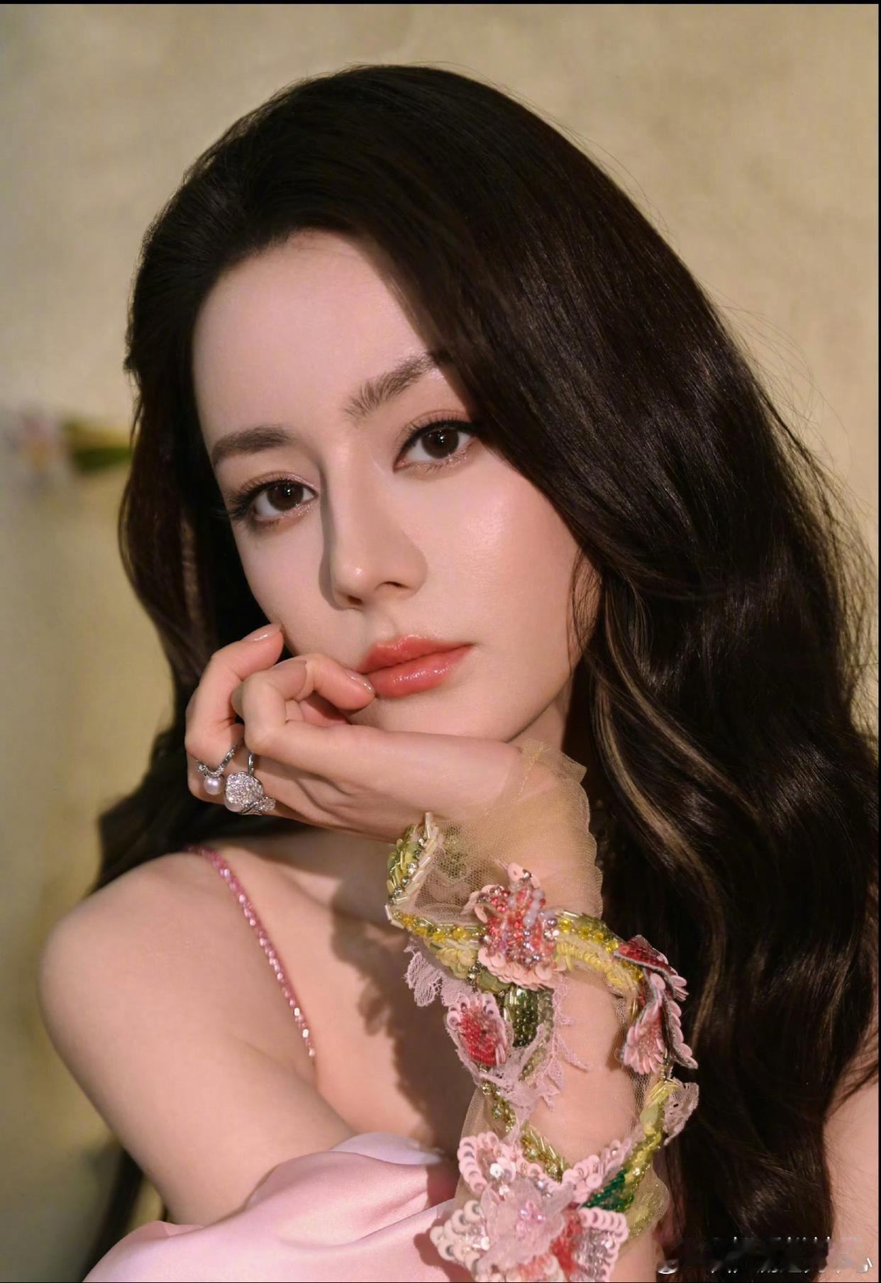 1.胡歌的老婆没有继续管理业务方面的事情了，团队还特意找了专业的人来查账，生怕税