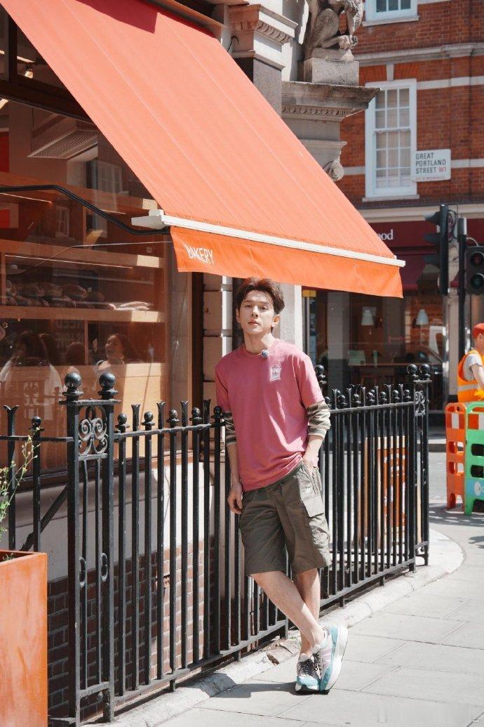 尚雯婕抽查李佳琦英文李佳琦教师节限定老师尚雯婕 这段互动看着好轻松，尚雯婕随堂抽