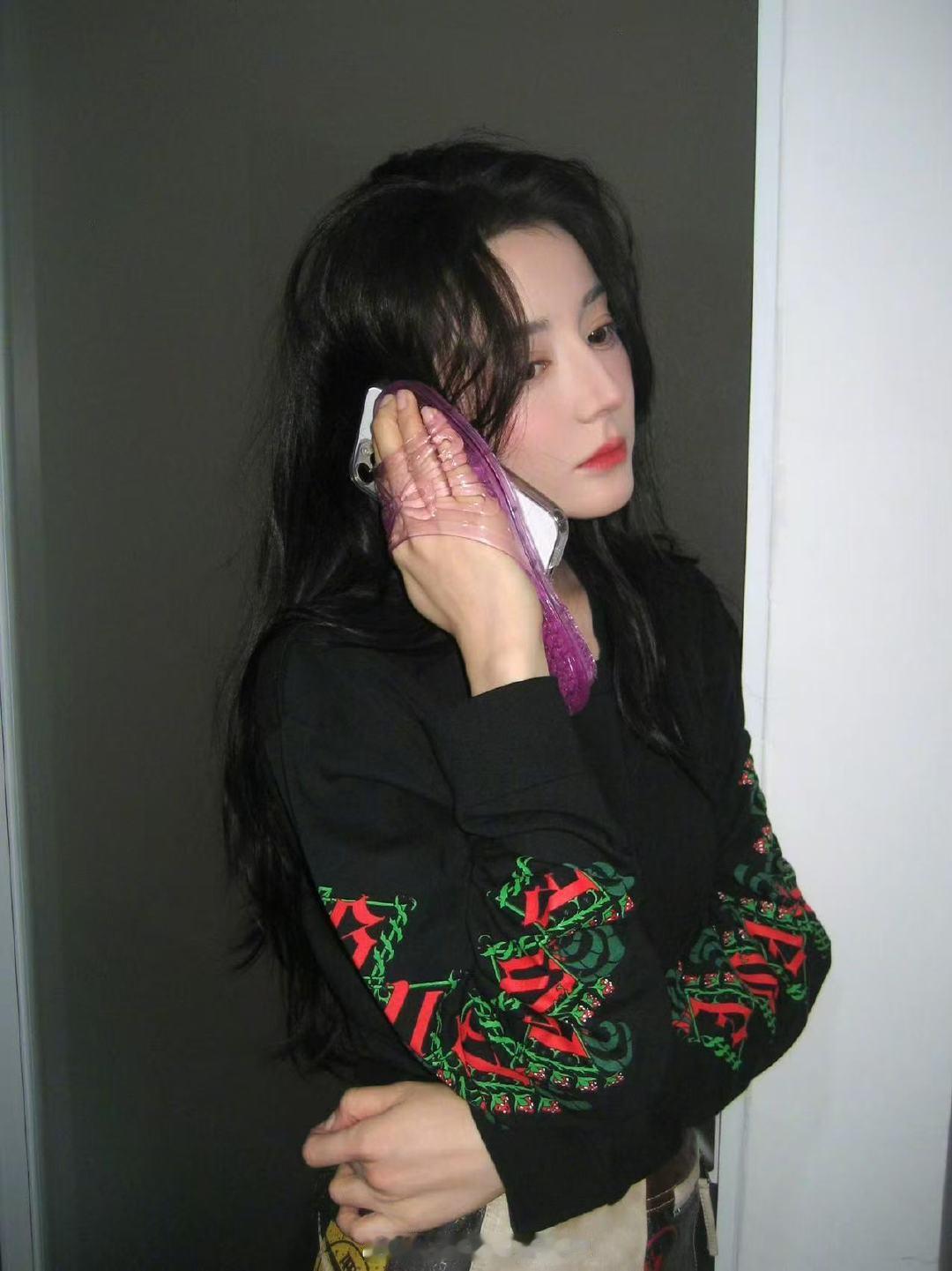 论迪丽热巴的手机壳有多抽象迪丽热巴太抽象了  迪丽热巴太抽象了吧哈哈哈迪丽热巴