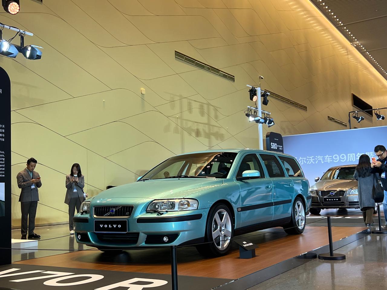 这辆至少20岁沃尔沃V70R，是国内一名车主的。它大概是你在国内可以见到的最老的