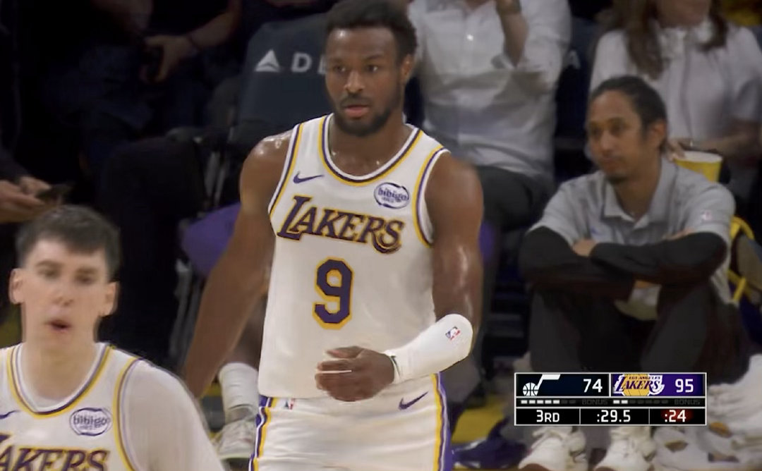 状态彻底回暖！布朗尼单节爆发轰下11分，湖人收官战全面领跑爵士布朗尼抡起来了詹姆