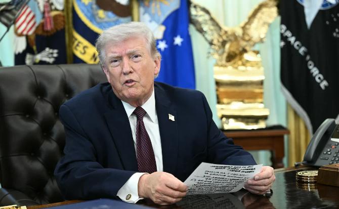 特朗普发布会硬刚记者！

记者：总统先生，蓄意攻击民用基础设施是否违反了国际法与