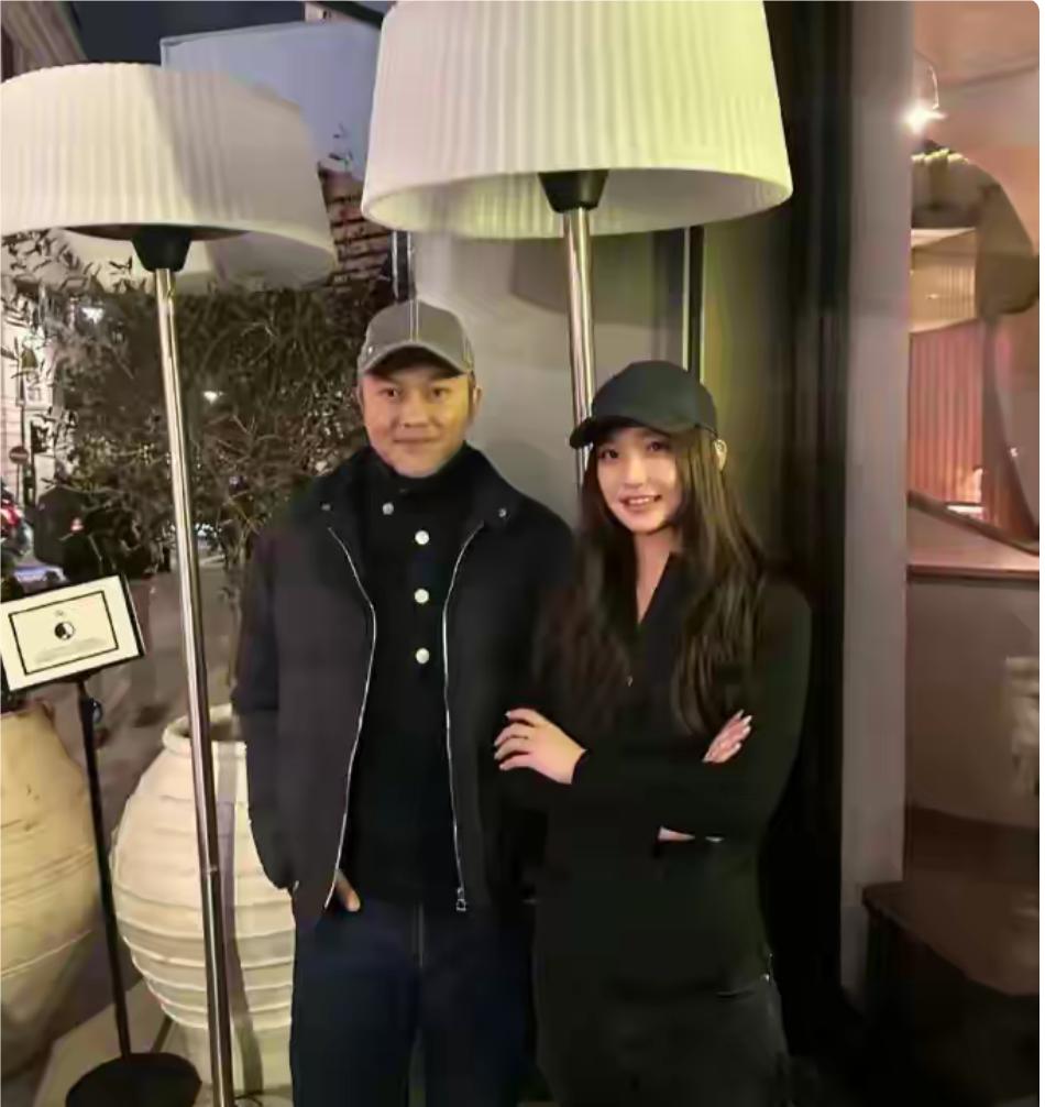 55岁的张智霖在英国一家高级餐厅吃饭被网友偶遇，并合网友拍照留影，照片中，张智霖