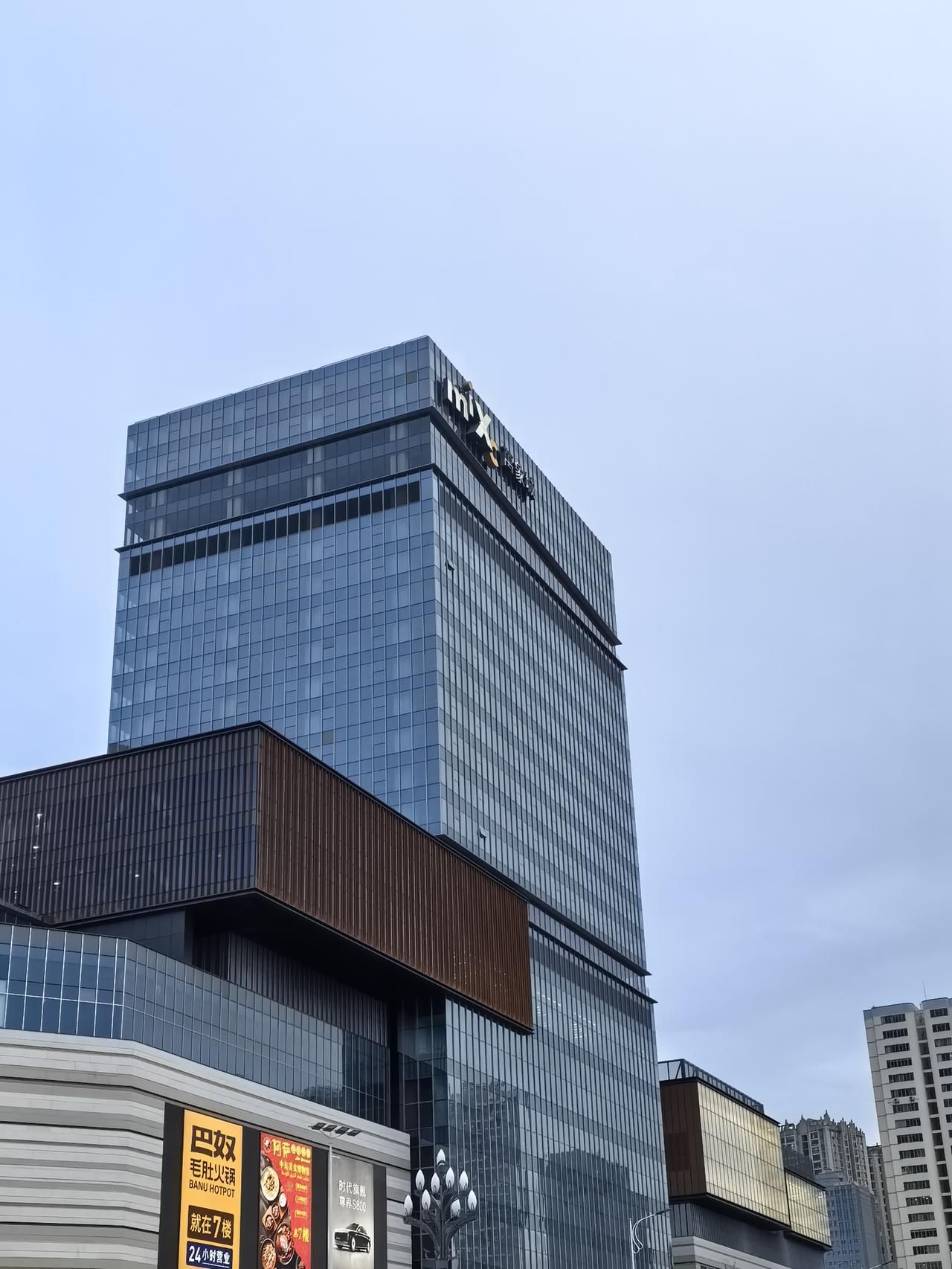 好可惜这幢昆明华润置地中心，现在只造了这么高，二十事层4分之一左右吧！华润置地中