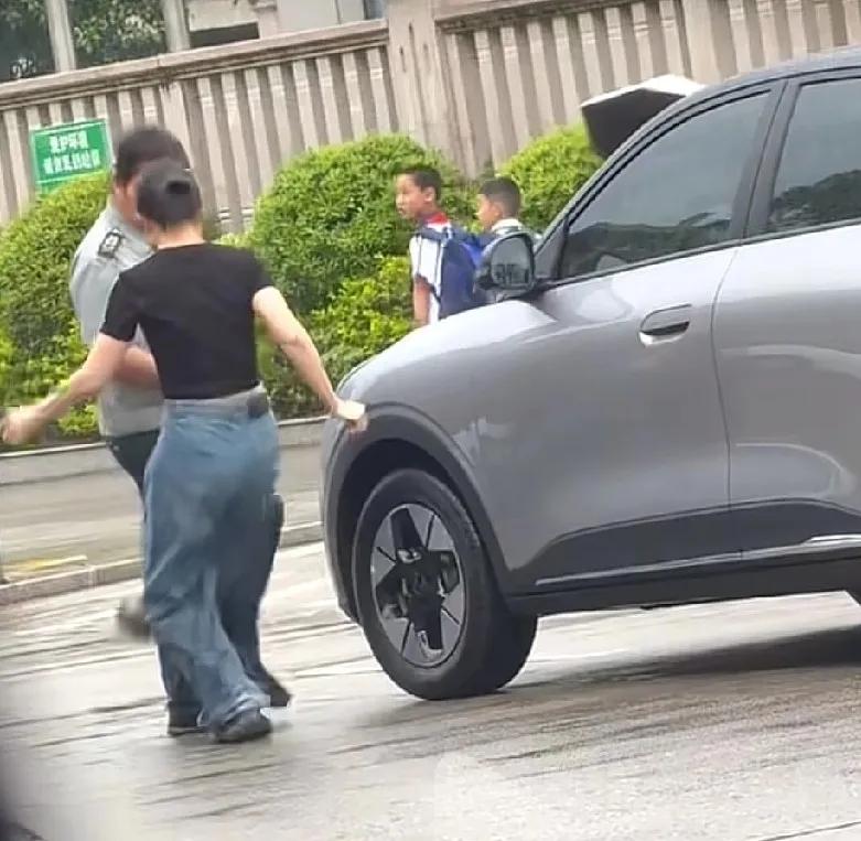 福建三明学校保安一巴掌打在家长的脸上，看着过瘾，实则保安吃了暗亏啊。

这事很小