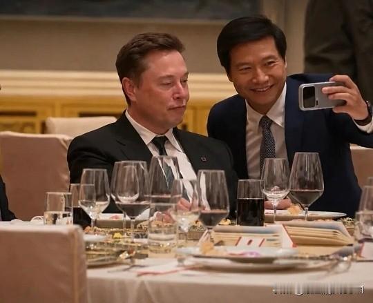 马斯克在中国北京随懂王出访中国很受企业家欢迎，纷纷合影留念。马斯克在中国商界确实