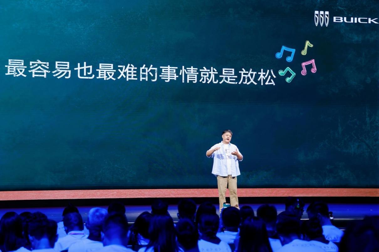 一台能让人彻底放松的大五座，别克至境E7做到了最难的事。
 
在以“成长”为主题