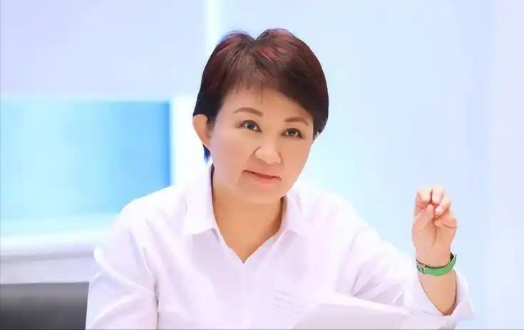 就在刚刚，

台中市长卢秀燕正式宣布，

6月23日，针对台中市敬老爱心卡遭多数