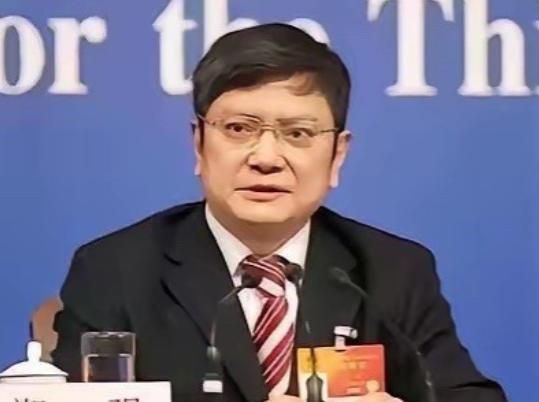 “浙大教授”郑强，再次抛出惊人言论！
他说：“中国是人口大国、劳动力大国，人工智