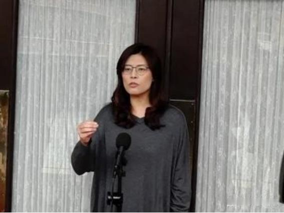 万万没料到，新当选的国民党主席郑丽文，一查才发现她不仅是个“蓝二代”，身上流着那