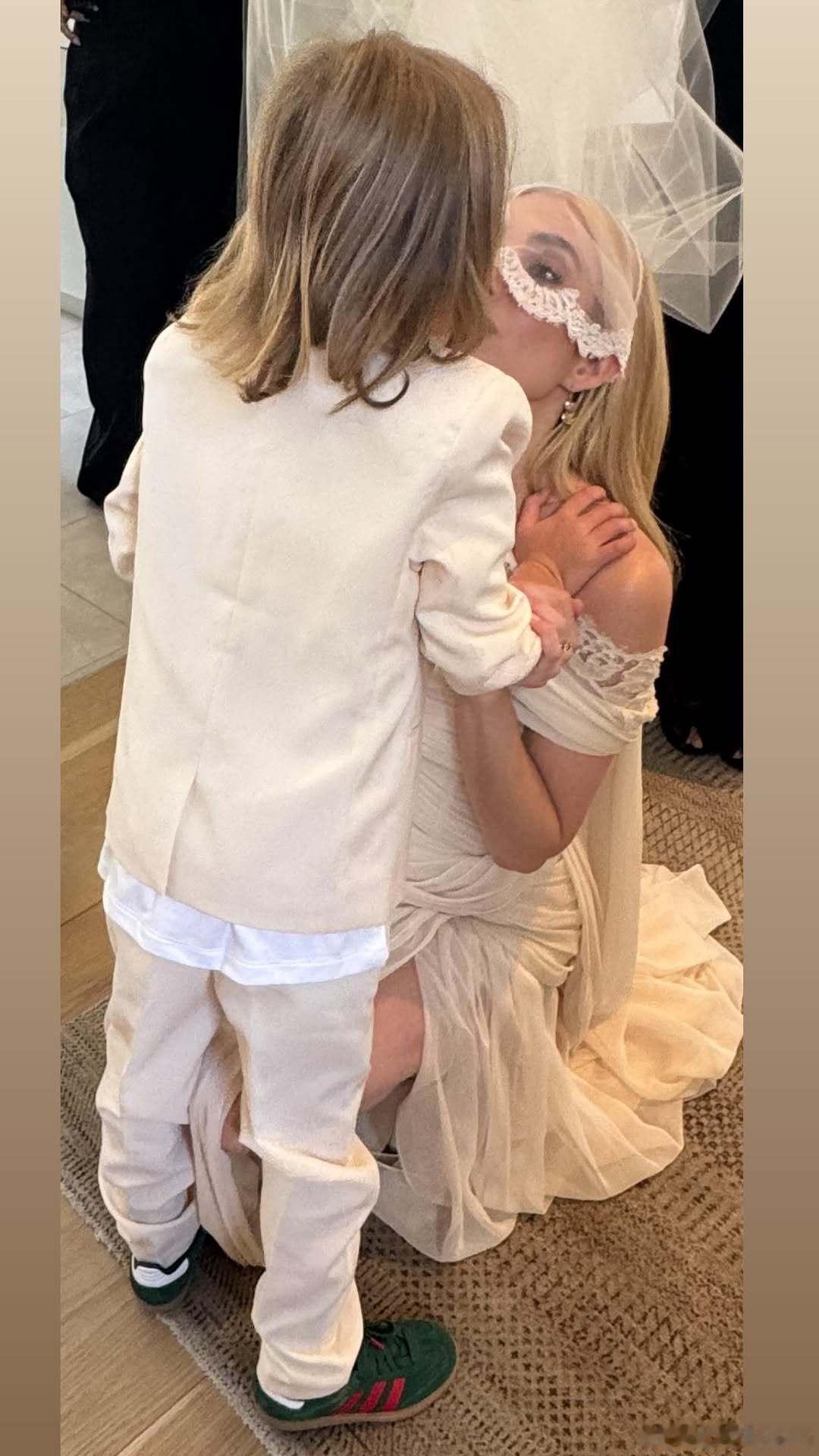 Emma Roberts艾玛罗伯茨的婚礼新照一枚，换上婚纱和穿戴好头纱的艾玛和儿