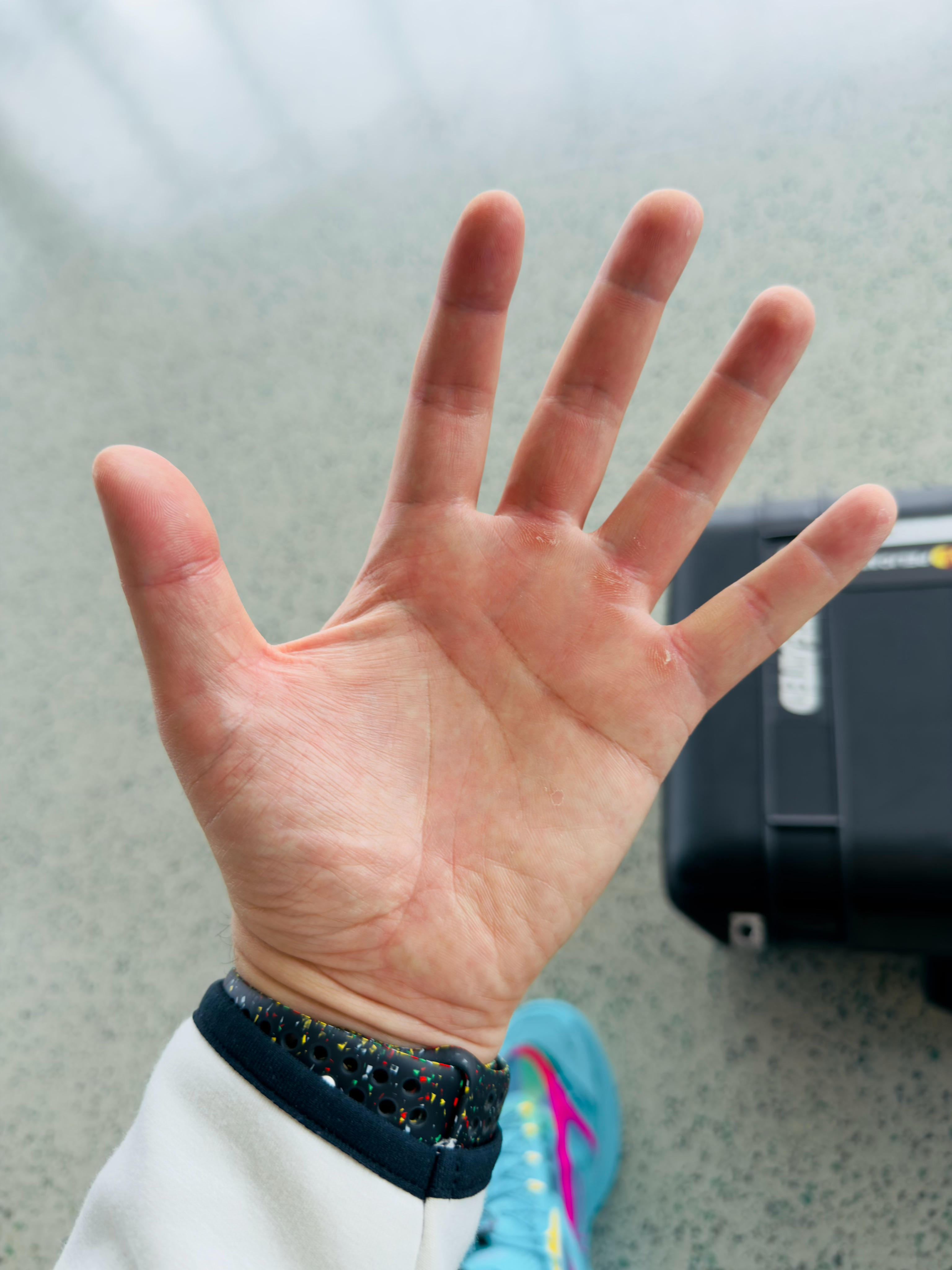 投篮手是它，举相机的也是它到头来，手上的老茧全是自己卷的一半热爱篮球，一半忠于镜