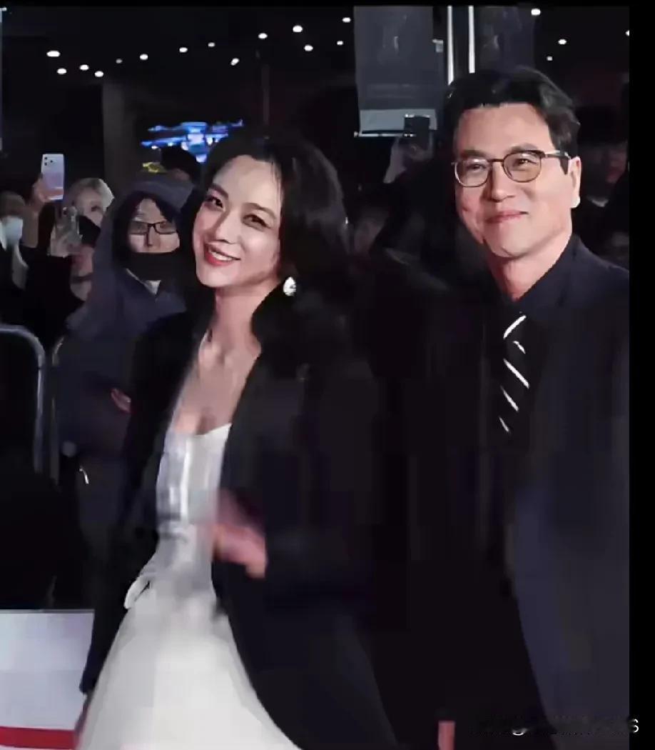 汤唯与她的韩国导演丈夫金泰勇感情甚笃。每次被拍到同框时，金泰勇都会笑得格外开怀，