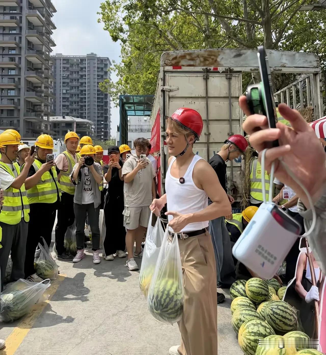 很少刷综艺出镜，吴克群在公益上面的动静反倒一次又一次被刷出来。
 
刷到收购河南