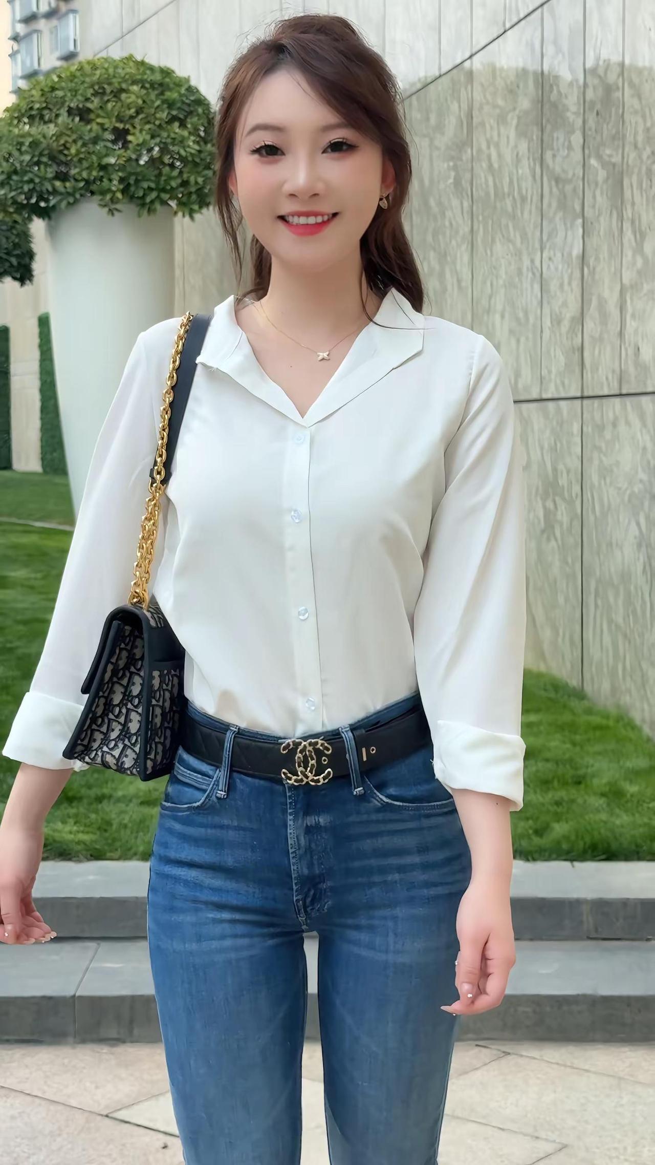 白衬衫牛仔裤 豆芽鸭鸭 你的女友已上线