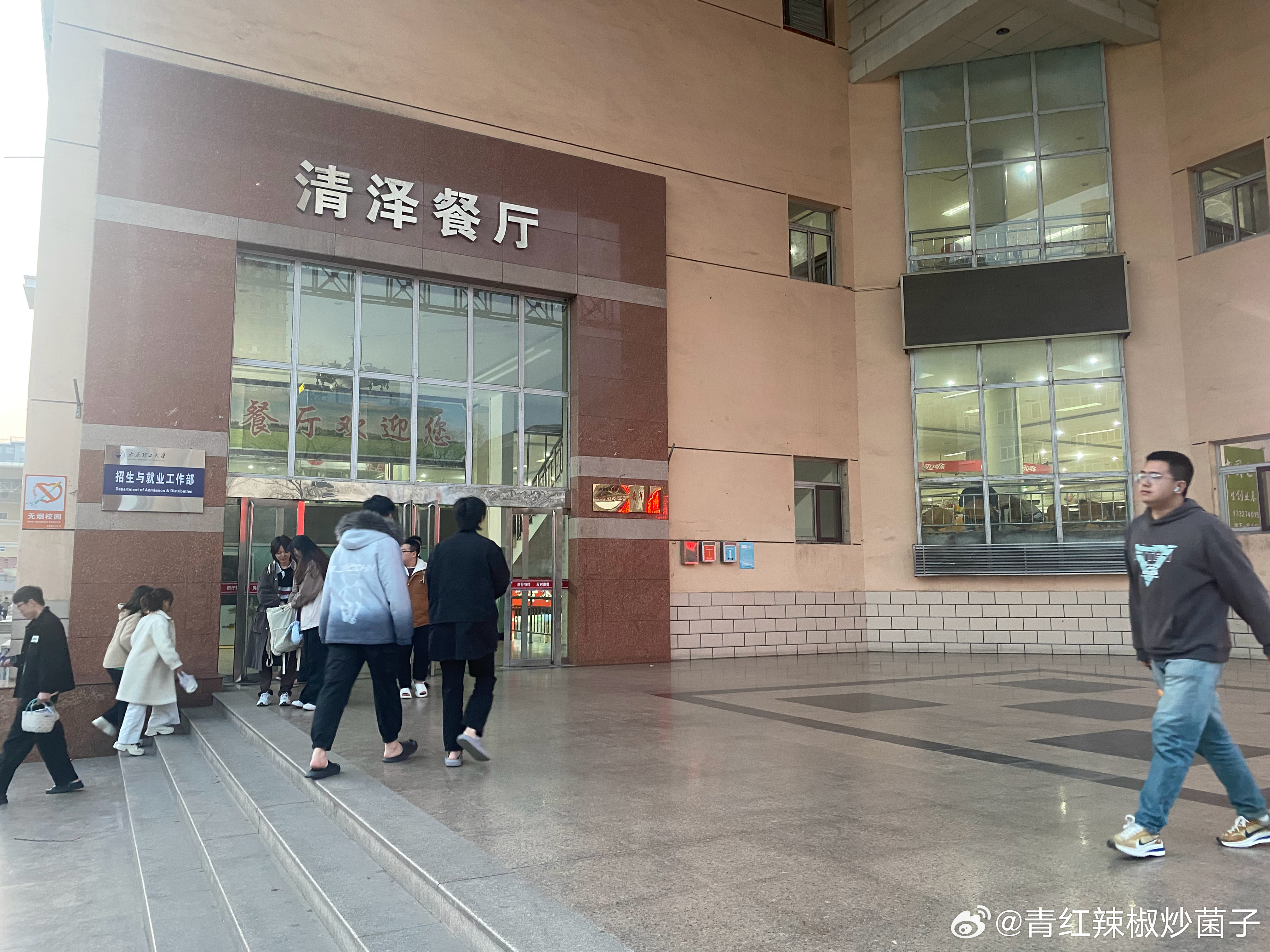 小学学校组织来太原游玩，吃饭就是在这里，这么多年了，还是熟悉的感觉。 