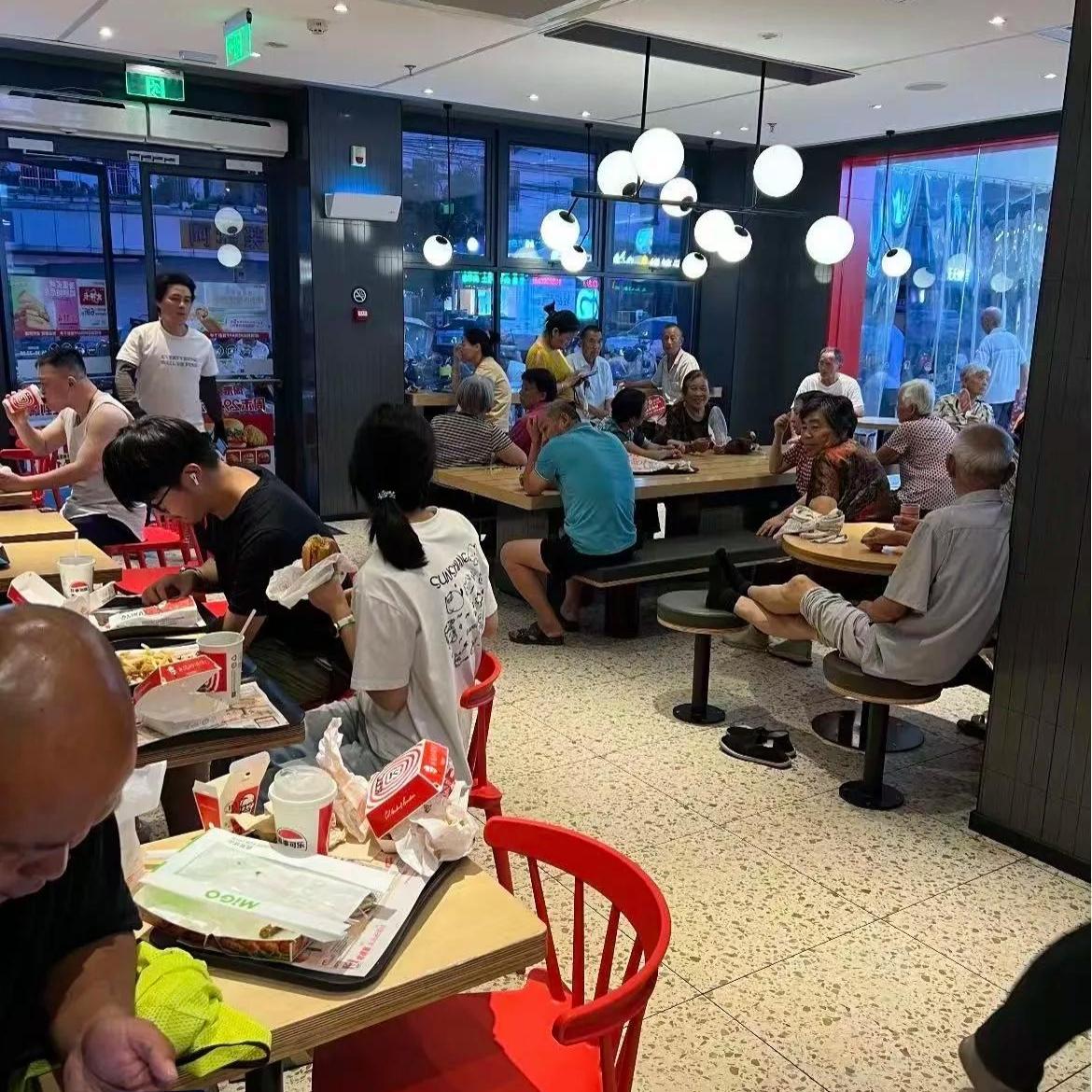 肯德基快要变成老年乘凉大厅了
 
真的深有体会，一到盛夏，肯德基里面到处都是大爷
