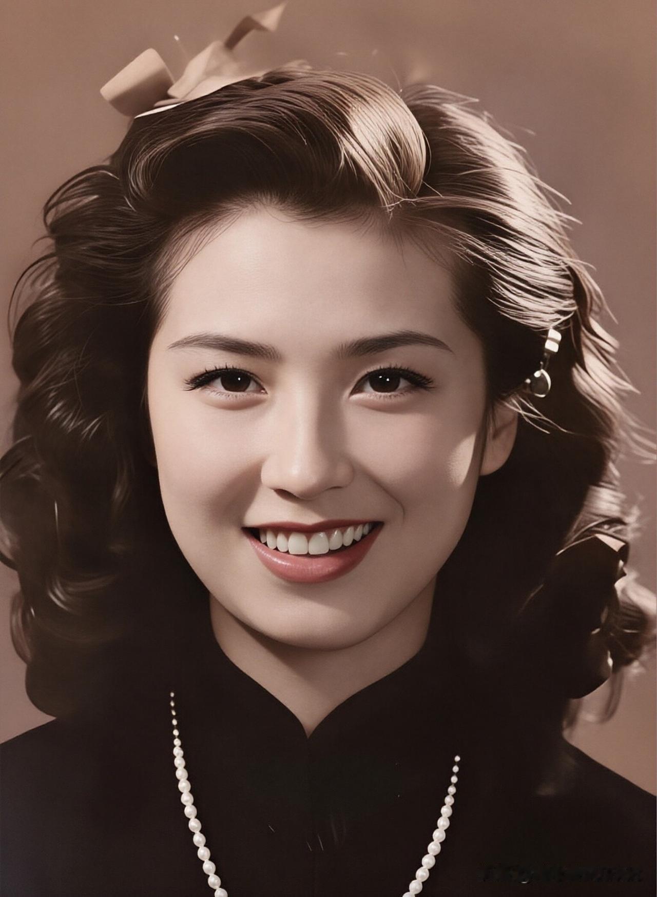 这位美女演员好漂亮啊，比英拉漂亮，比出演过东方不败的林青霞还要有气质，是真正的东